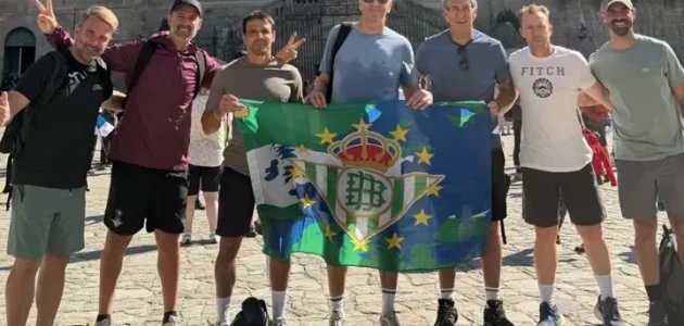 بيليغريني وطاقمه التدريبي قطعوا مسافة 40 كيلومتراً سيراً على الأقدام للوفاء بوعدهم بالمشاركة في دوري أبطال أوروبا.